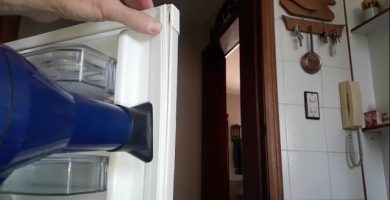 Cómo ajustar la puerta del congelador