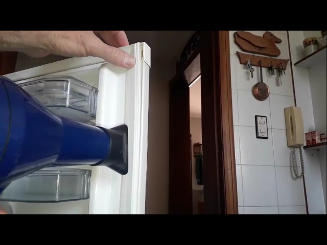 Cómo ajustar la puerta del congelador