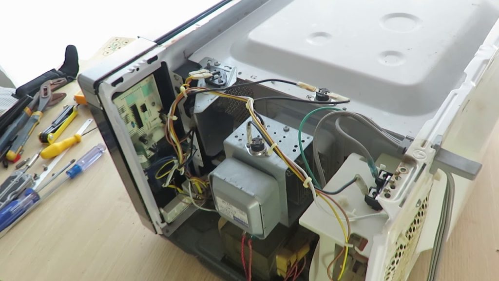 Cómo cambiar la bombilla de un microondas