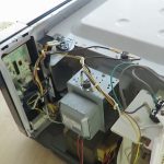 Cómo cambiar la bombilla de un microondas