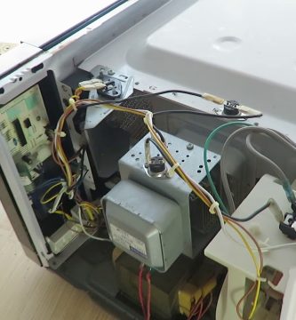 Cómo cambiar la bombilla de un microondas