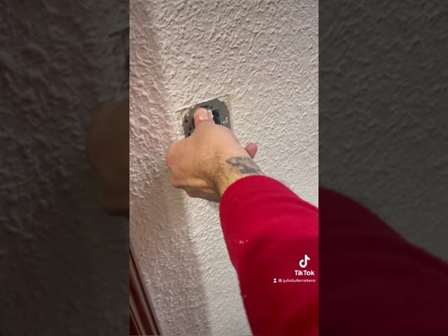 Cómo cambiar el cierre de puerta de la lavadora para reparar una avería